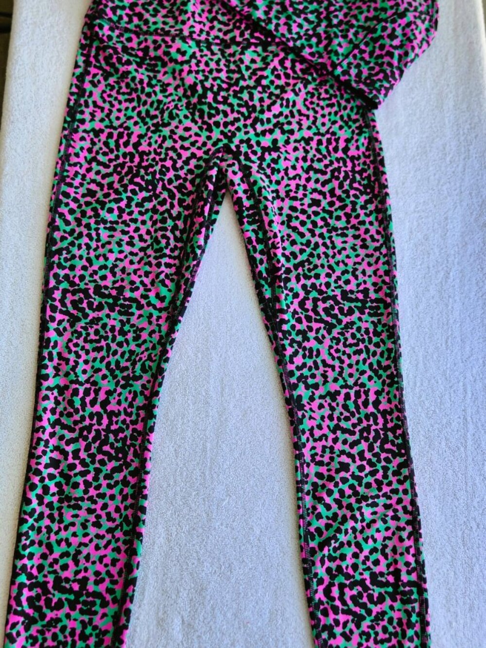 Fabletics On-The-Go Med Impact Bra & Anywhere Motion 365+ High-Waisted Leggings - Picture 2 of 7